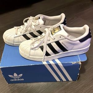 ADIDAS ORIGINALS WOMEN’S SUPERSTAR